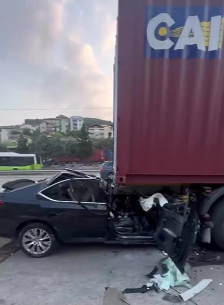KOCAELİ'DE D100 KARAYOLU'NDA TIRA ARKADAN ÇARPAN OTOMOBİL HURDAYA DÖNDÜ