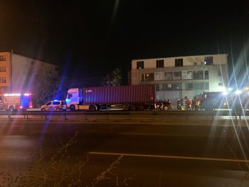 KOCAELİ'DE D100 KARAYOLU'NDA TIRA ARKADAN ÇARPAN OTOMOBİL HURDAYA DÖNDÜ. FECİ KAZADA OTOMOBİL...