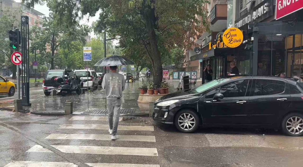 KOCAELİ'DE ETKİLİ OLAN SAĞANAK YAĞIŞ YAŞAMI OLUMSUZ ETKİLEDİ