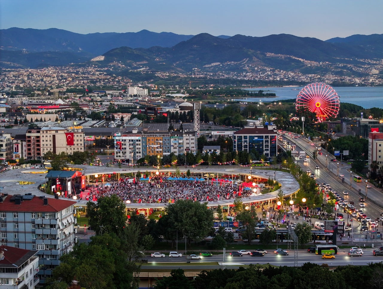 KOCAELİ'DE HAYATA GEÇİRİLEN MEYDANLAR, MİLLET BAHÇELERİ VE DOĞAL YAŞAM ALANLARI; KONSERLERDEN...