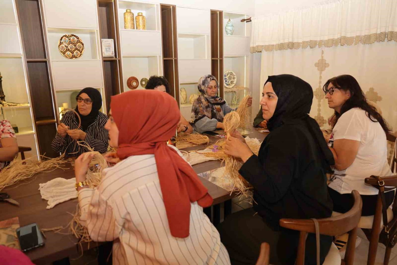 KOCAELİ'DE KADINLARIN SOSYAL HAYATA KATILIMINI ARTIRMAK, EL BECERİLERİNİ GELİŞTİRMEK VE...
