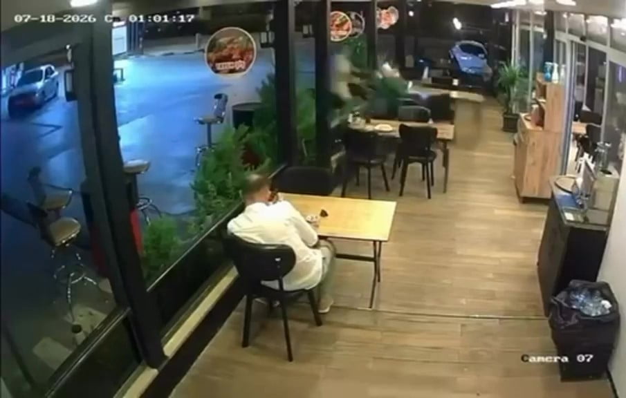 KOCAELİ'DE KONTROLÜNÜ KAYBEDEN MOTOSİKLET SÜRÜCÜSÜ LOKANTANIN CAM VİTRİNİNE DALDI. ÇARPMANIN...