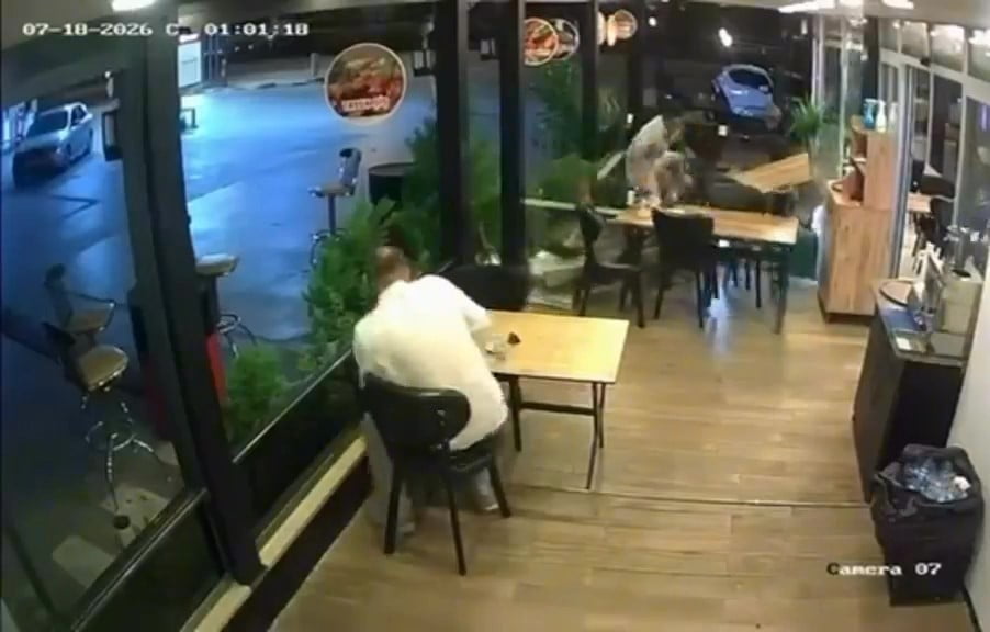 KOCAELİ'DE KONTROLÜNÜ KAYBEDEN MOTOSİKLET SÜRÜCÜSÜ LOKANTANIN CAM VİTRİNİNE DALDI. ÇARPMANIN...