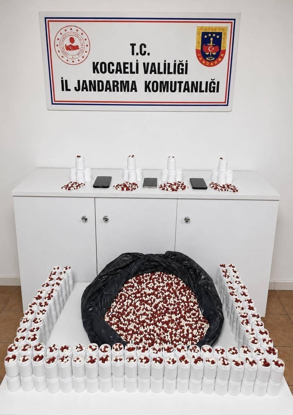 KOCAELİ'DE UYUŞTURUCUYA GEÇİT VERMEYEN JANDARMA EKİPLERİ, ŞÜPHELİLERE AİT EV VE İŞ YERLERİNE...