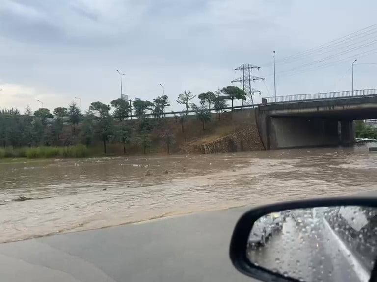 KOCAELİ'NDE ANİDEN BASTIRAN SAĞANAK YAĞIŞ HAYATI FELÇ ETTİ. YOLLARDA ARAÇLAR MAHSUR KALDI, BAZI...