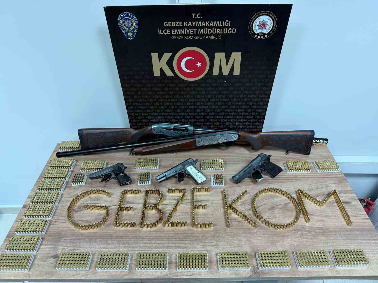 KOCAELİ'NİN DARICA İLÇESİNDE DÜZENLENEN OPERASYONDA 2 RUHSATSIZ TABANCA, 2 RUHSATSIZ AV TÜFEĞİ...