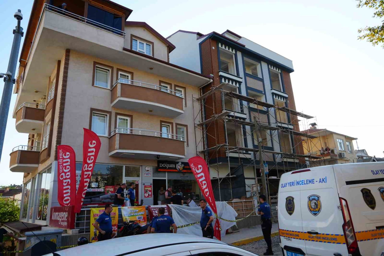 KOCAELİ'NİN DERİNCE İLÇESİNDE İSKELEDEN BETON ZEMİNE DÜŞEN İŞÇİ HAYATINI KAYBETTİ.
