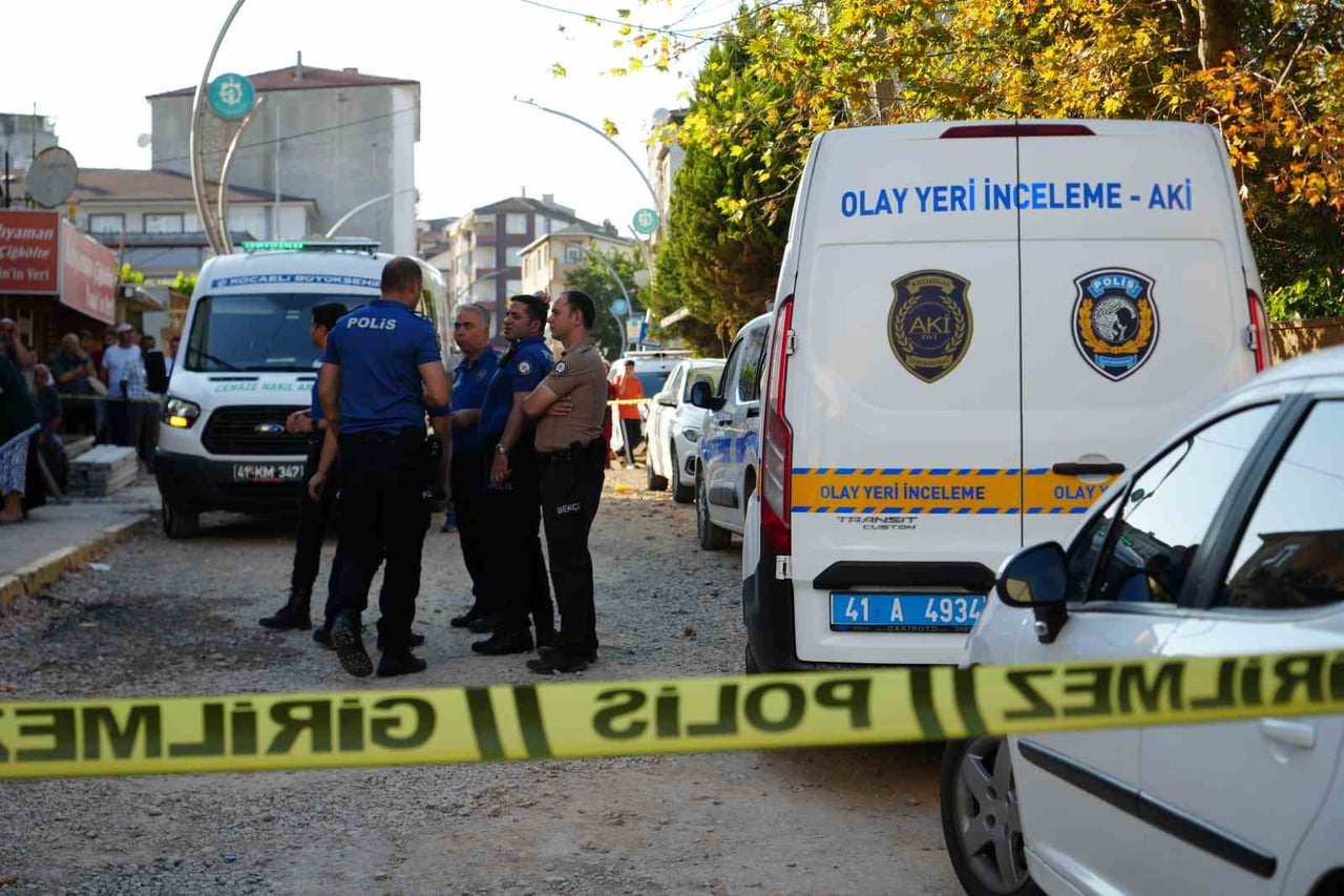 KOCAELİ'NİN DERİNCE İLÇESİNDE İSKELEDEN BETON ZEMİNE DÜŞEN İŞÇİ HAYATINI KAYBETTİ.