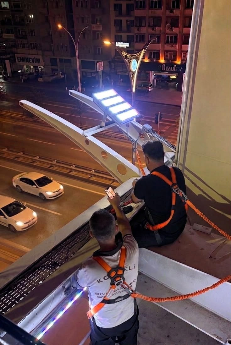 KOCAELİ'NİN FARKLI NOKTALARINDA SÜRDÜRÜLEN AYDINLATMA BAKIM VE YENİLEME ÇALIŞMALARI KAPSAMINDA...