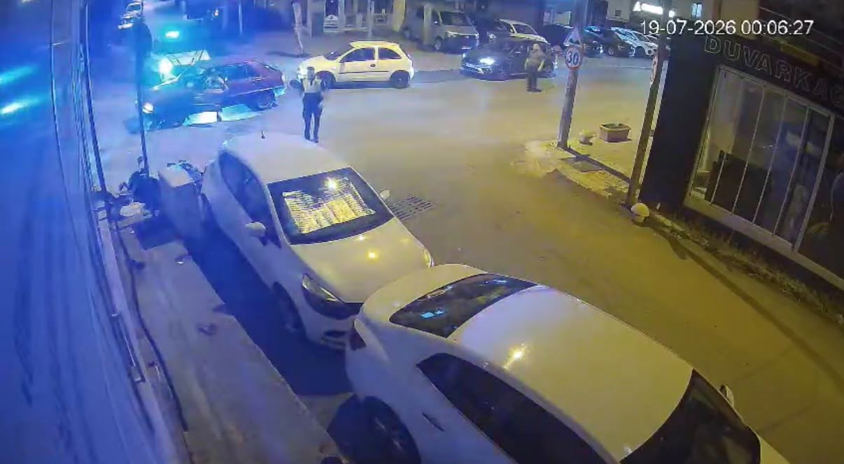 KOCAELİ'NİN GEBZE İLÇESİNDE OTOMOBİL İLE ÇARPIŞAN MOTOSİKLETİN SÜRÜCÜSÜ YARALANDI.