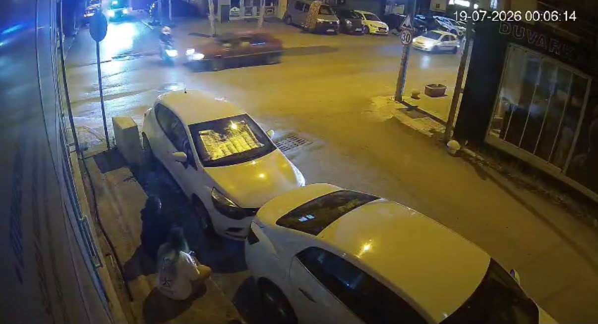 KOCAELİ'NİN GEBZE İLÇESİNDE OTOMOBİL İLE ÇARPIŞAN MOTOSİKLETİN SÜRÜCÜSÜ YARALANDI.