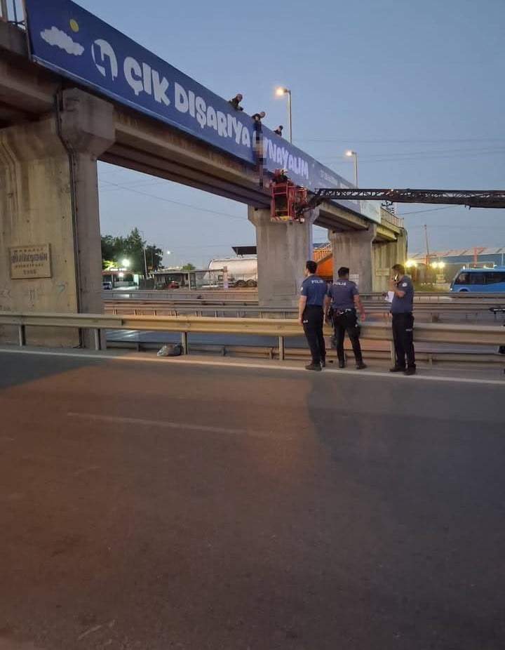KOCAELİ'NİN GEBZE İLÇESİNDE YARI ÇIPLAK ERKEK BİR ŞAHIS, KÖPRÜYE ASILI HALDE ÖLÜ OLARAK BULUNDU....