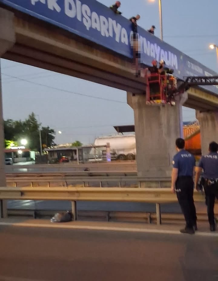 KOCAELİ'NİN GEBZE İLÇESİNDE YARI ÇIPLAK ERKEK BİR ŞAHIS, KÖPRÜYE ASILI HALDE ÖLÜ OLARAK BULUNDU....