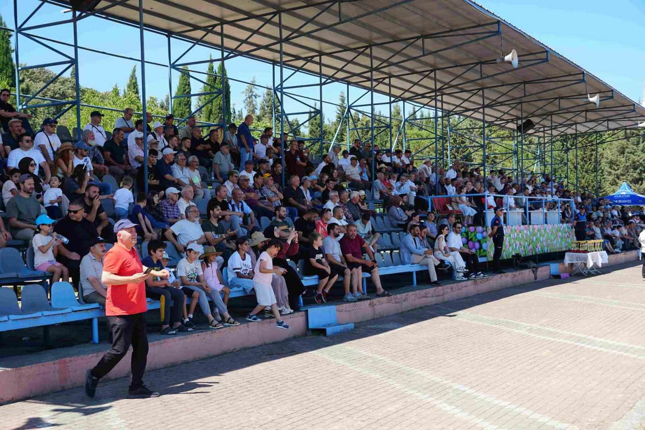 KOCAELİ'NİN GÖLCÜK İLÇESİNDE DÜZENLENEN GELENEKSEL RAHVAN AT YARIŞLARI DEĞİRMENDERE KOŞUSU'NDA...