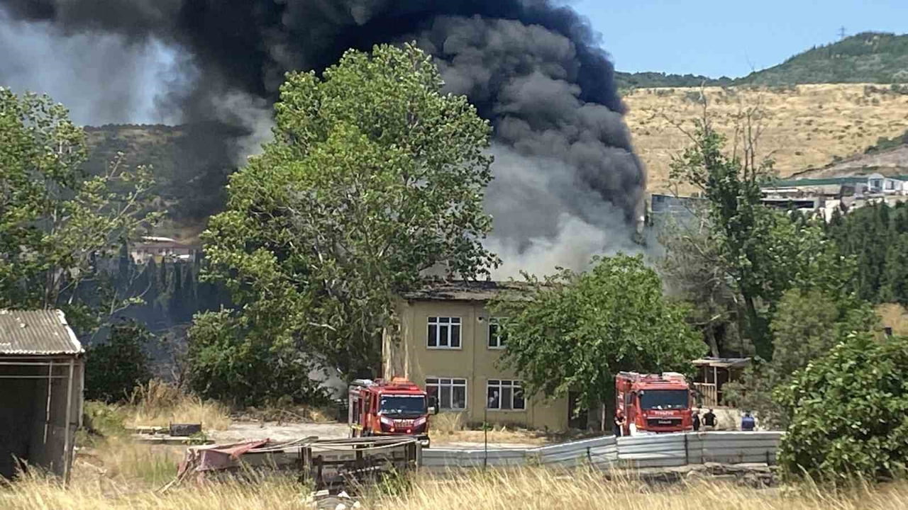 KOCAELİ'NİN KÖRFEZ İLÇESİNDE BİR İŞ YERİNDE ÇIKAN YANGIN, İTFAİYE EKİPLERİNCE KONTROL ALTINA...