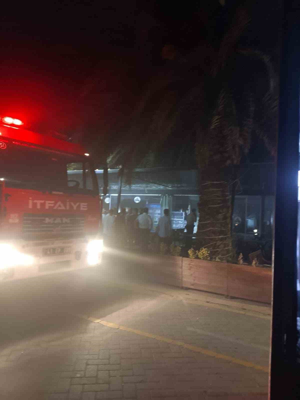 KOCAELİ'NİN KÖRFEZ İLÇESİNDE BİR KAFENİN MUTFAK BÖLÜMÜNDE ÇIKAN YANGIN HASARA YOL AÇTI.