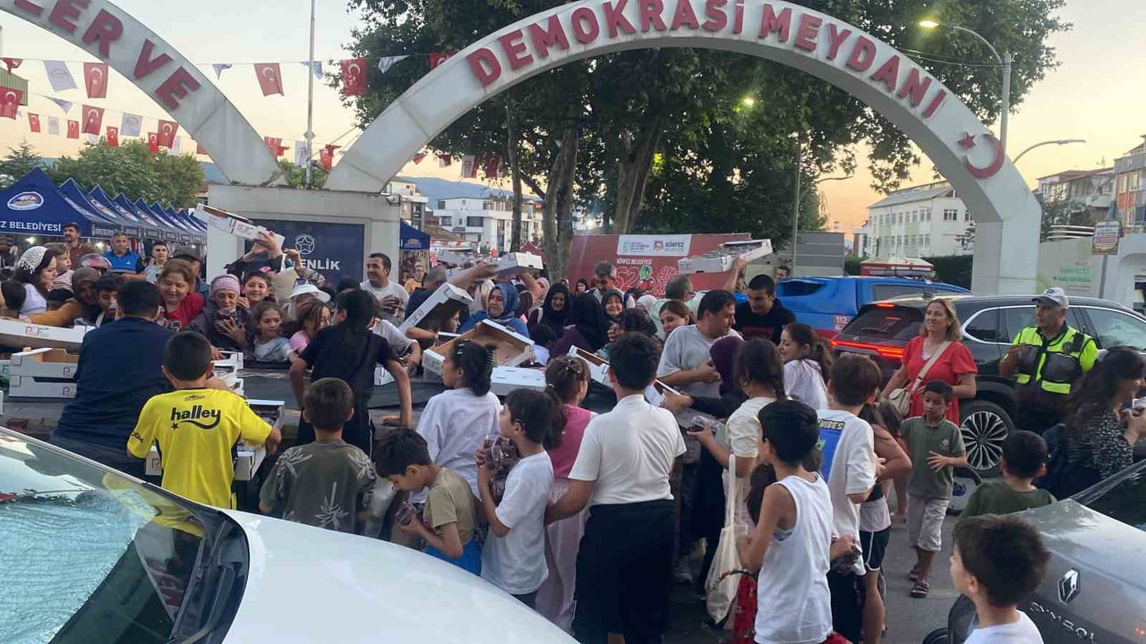KOCAELİ'NİN KÖRFEZ İLÇESİNDE DÜZENLENEN 52. ALTIN KİRAZ KÜLTÜR VE SANAT FESTİVALİ'NDE İLGİNÇ...