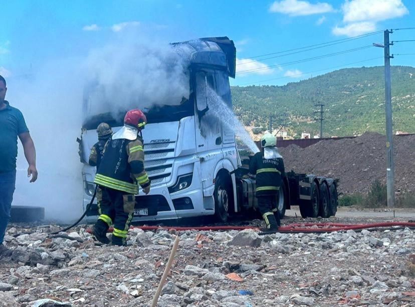 KOCAELİ'NİN KÖRFEZ İLÇESİNDE TIR PARKINDA BULUNAN ÇEKİCİ, ALEVLERE TESLİM OLDU. YANGIN, İTFAİYE...