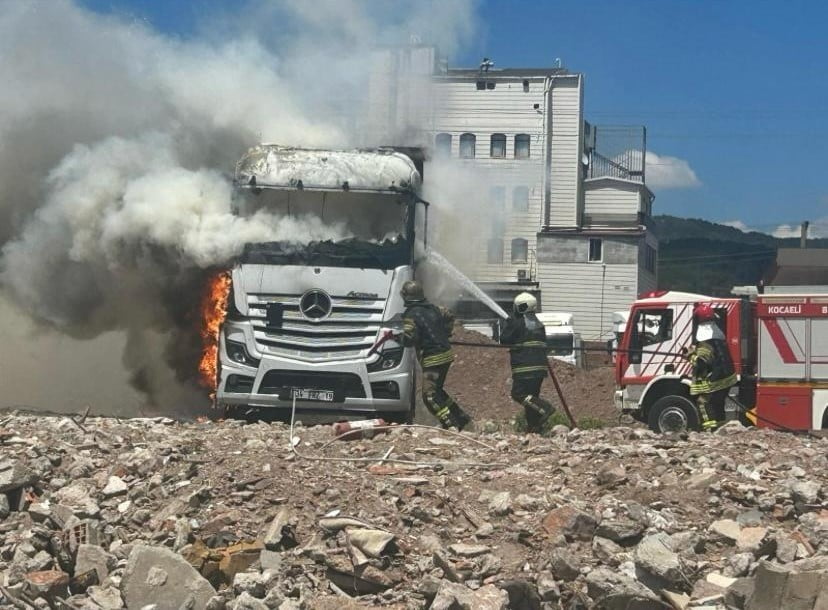 KOCAELİ'NİN KÖRFEZ İLÇESİNDE TIR PARKINDA BULUNAN ÇEKİCİ, ALEVLERE TESLİM OLDU. YANGIN, İTFAİYE...
