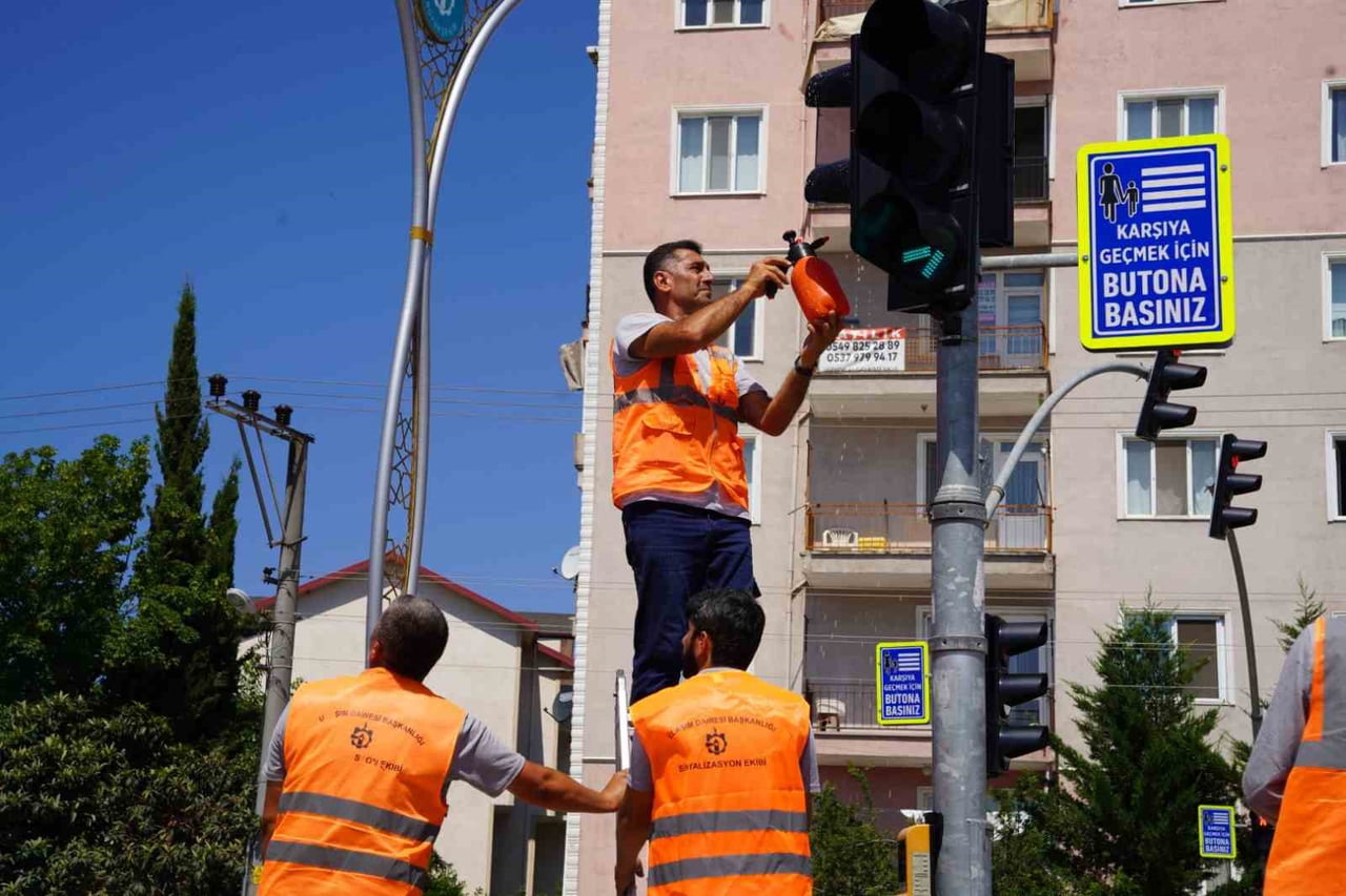 KOCAELİ BÜYÜKŞEHİR BELEDİYESİ, KENT GENELİNDEKİ 269 SİNYALİZASYON KAVŞAĞINDA YAZ DÖNEMİ TEMİZLİK...