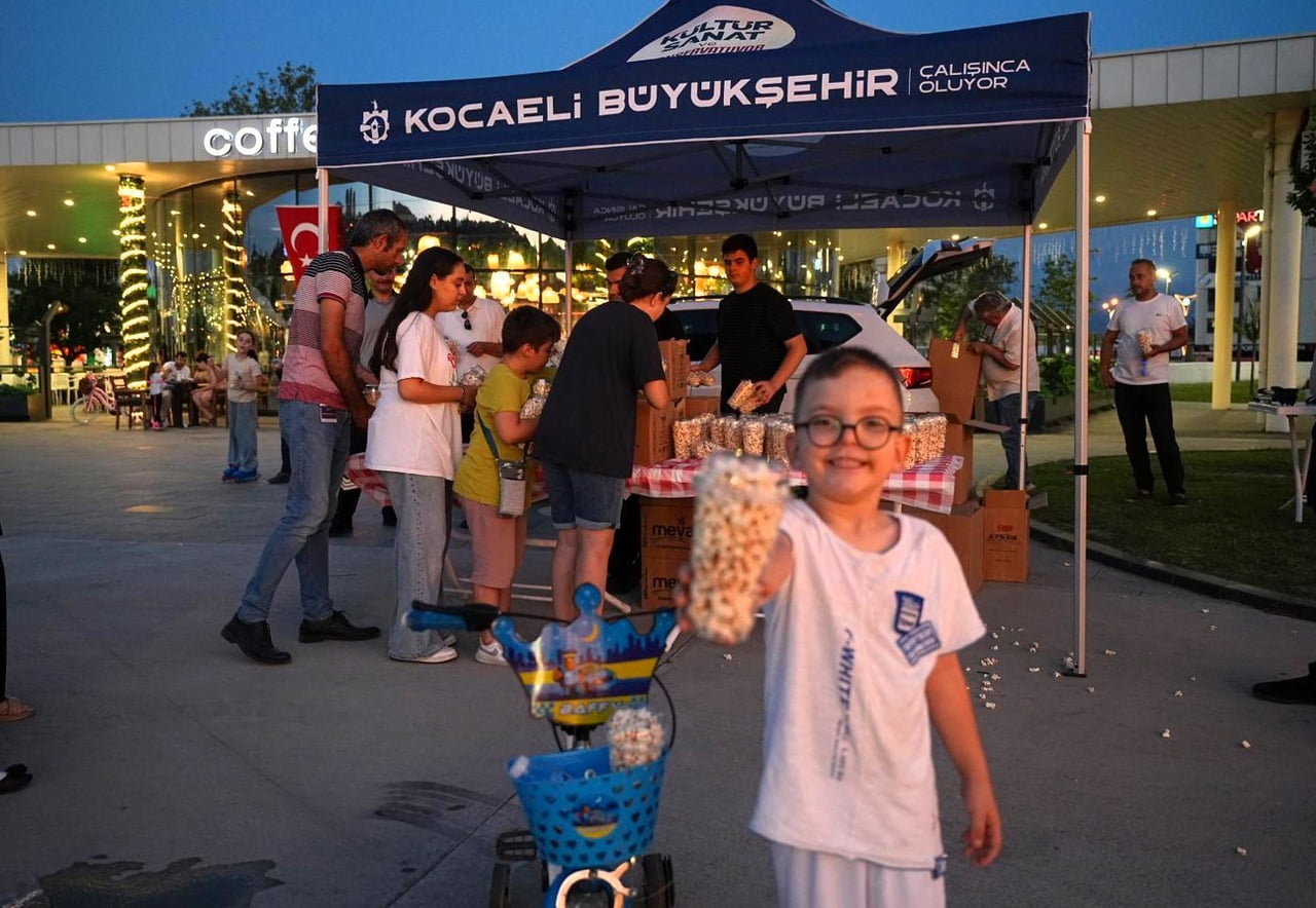 KOCAELİ BÜYÜKŞEHİR BELEDİYESİ TARAFINDAN KENTİN FARKLI NOKTALARINDA DÜZENLENEN "YAZ NEŞESİ...