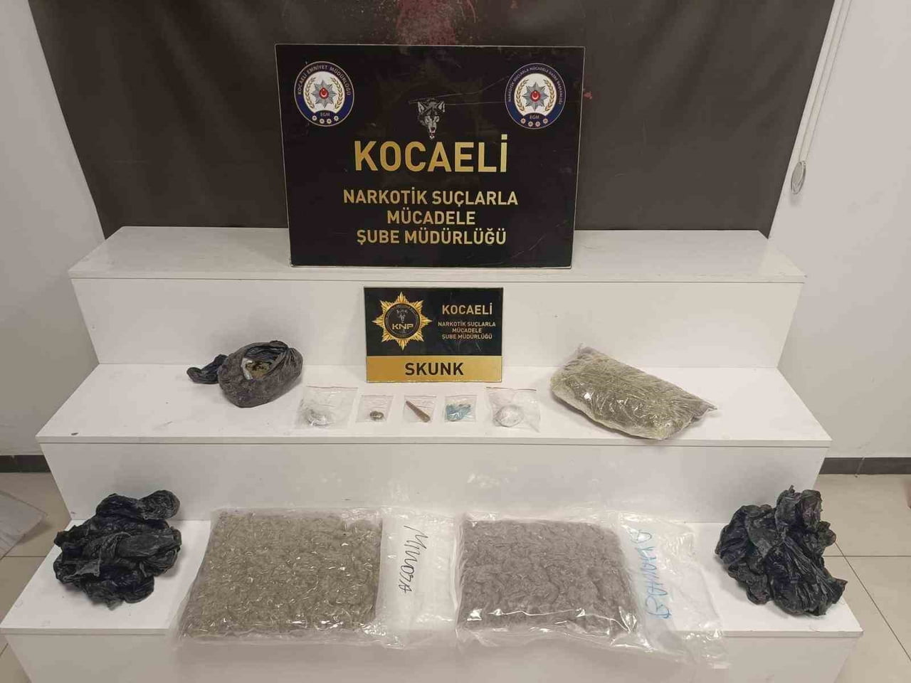 KOCAELİ’DE POLİS EKİPLERİNCE DÜZENLENEN UYUŞTURUCU OPERASYONLARINDA YAKALANAN 7 ŞÜPHELİDEN 2’Sİ...