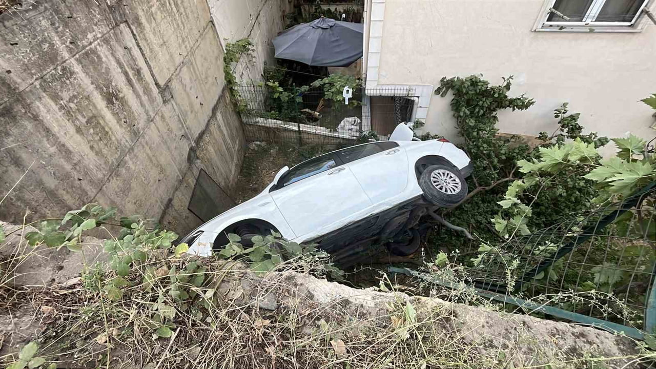 KOCAELİ’DE SÜRÜCÜSÜNÜN DİREKSİYON HAKİMİYETİNİ KAYBETTİĞİ OTOMOBİL, YAKLAŞIK 5 METRE YÜKSEKLİKTEN...