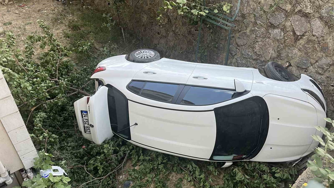 KOCAELİ’DE SÜRÜCÜSÜNÜN DİREKSİYON HAKİMİYETİNİ KAYBETTİĞİ OTOMOBİL, YAKLAŞIK 5 METRE YÜKSEKLİKTEN...