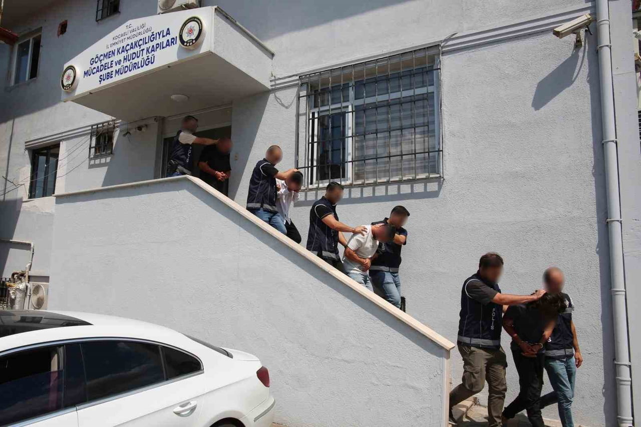 KOCAELİ MERKEZLİ 3 İLDE, DÜZENSİZ GÖÇMEN KAÇAKÇILIĞINA YÖNELİK DÜZENLENEN OPERASYONLARDA GÖZALTINA...
