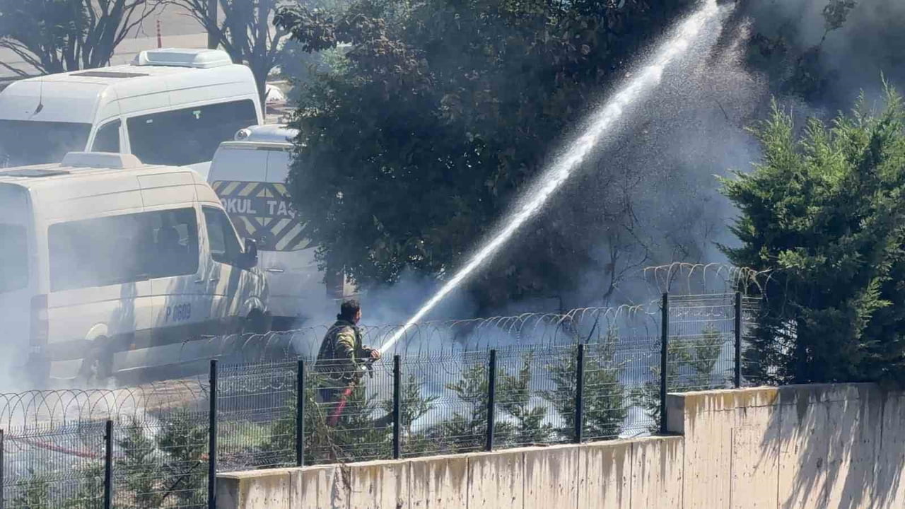 KOCAELİ’NİN GEBZE İLÇESİNDE AĞAÇLIK ALANDA ÇIKAN YANGIN, İTFAİYE EKİPLERİNİN ZAMANINDA...