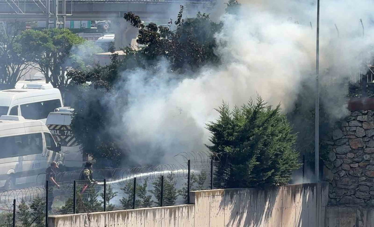 KOCAELİ’NİN GEBZE İLÇESİNDE AĞAÇLIK ALANDA ÇIKAN YANGIN, İTFAİYE EKİPLERİNİN ZAMANINDA...