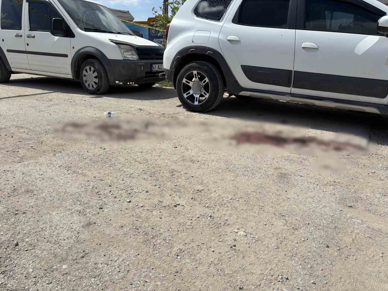 KOCAELİ’NİN İZMİT İLÇESİNDE ARALARINDA HUSUMET BULUNAN İKİ AİLENİN GÖRÜŞMESİ SİLAHLI KAVGAYLA...