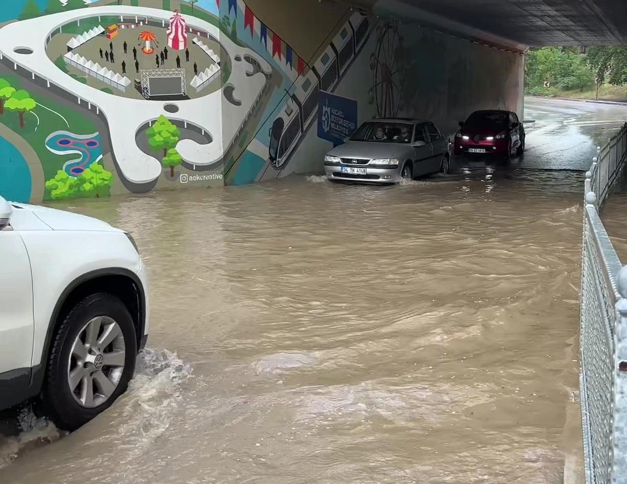 KOCAELİ’NİN İZMİT İLÇESİNDE SAĞANAK NEDENİYLE SUYLA DOLAN ALT GEÇİTTE ARAÇ VE MOTOSİKLET...