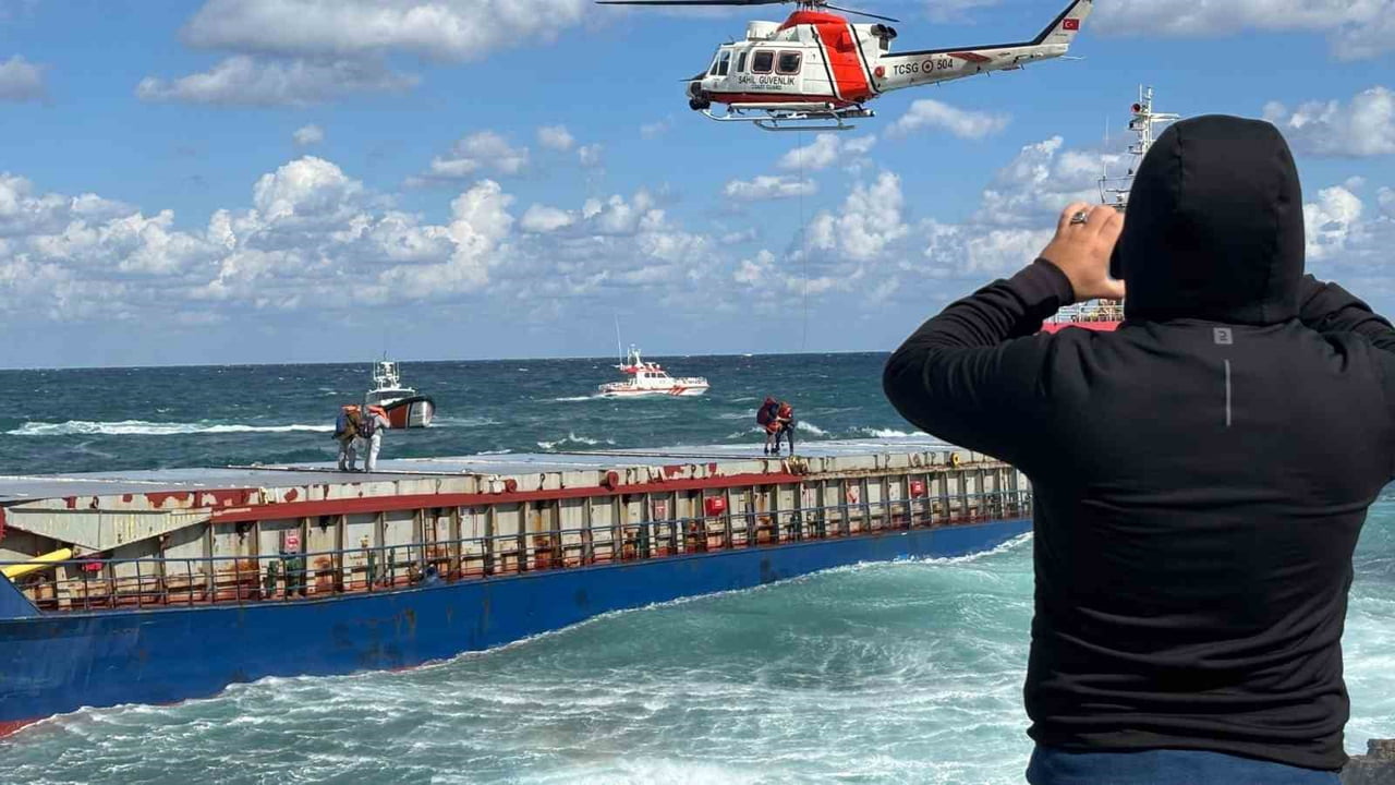 KOCAELİ’NİN KANDIRA İLÇESİNDE KARAYA OTURAN VE 7 KİŞİLİK MÜRETTEBATI HELİKOPTERLE TAHLİYE EDİLEN...