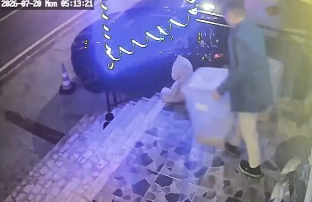 KOCAELİ’NİN KÖRFEZ İLÇESİNDE BİR PETSHOPUN ÖNÜNDE BULUNAN MAMA KUTUSU, KİMLİĞİ HENÜZ...