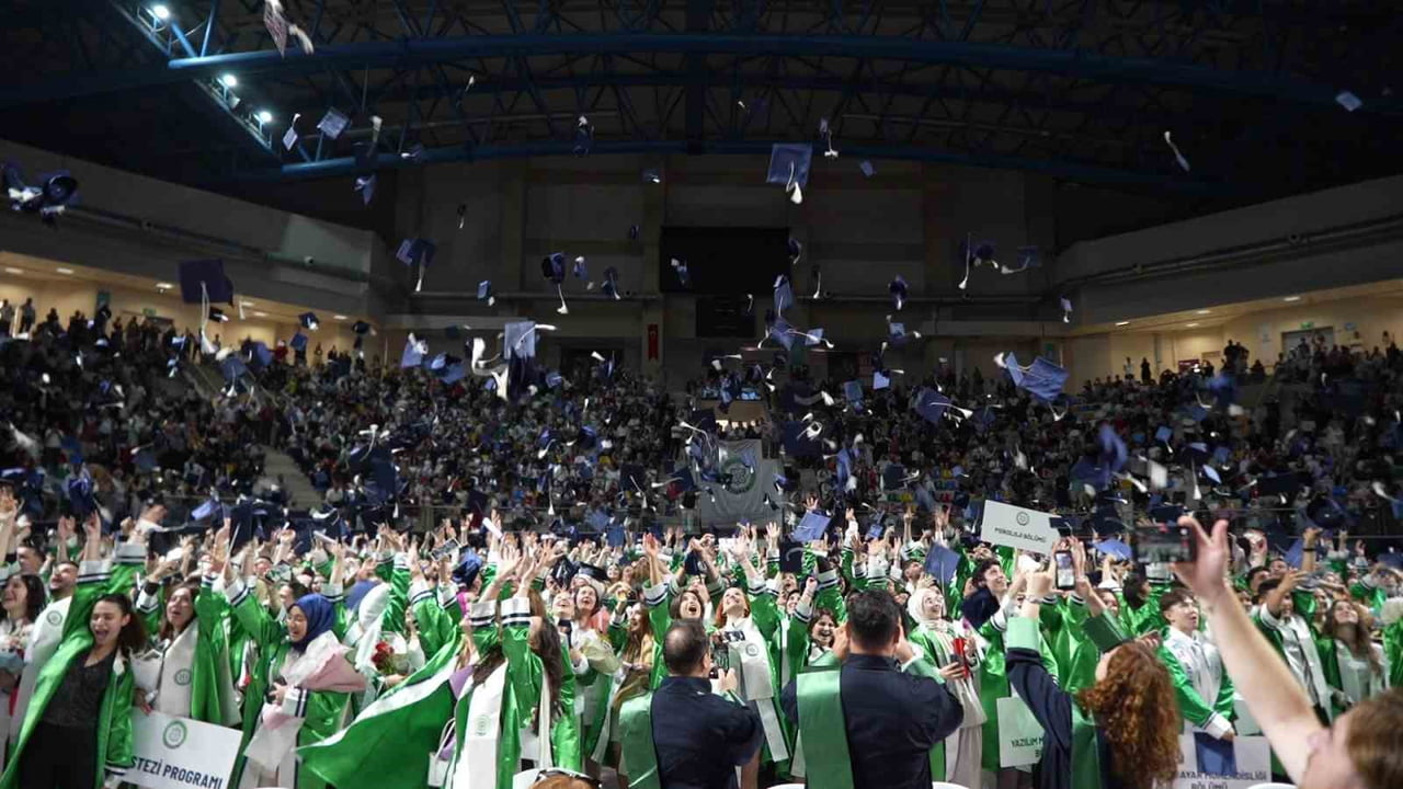 KOCAELİ SAĞLIK VE TEKNOLOJİ ÜNİVERSİTESİ'NİN 2025-2026 EĞİTİM-ÖĞRETİM YILI MEZUNİYET TÖRENİNDE...