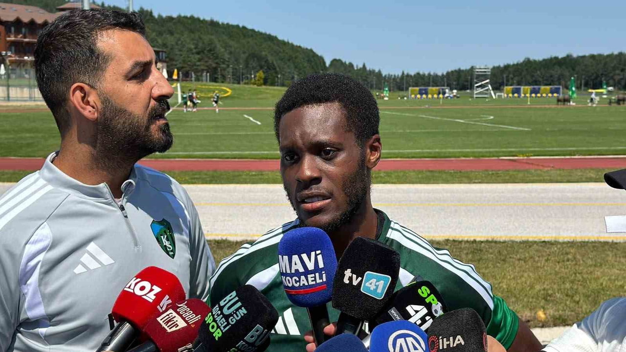 KOCAELİSPOR'UN YENİ TRANSFERİ MAKANA BAKU, TOPUK YAYLASI KAMPINDA YAPTIĞI AÇIKLAMADA YEŞİL-SİYAHLI...