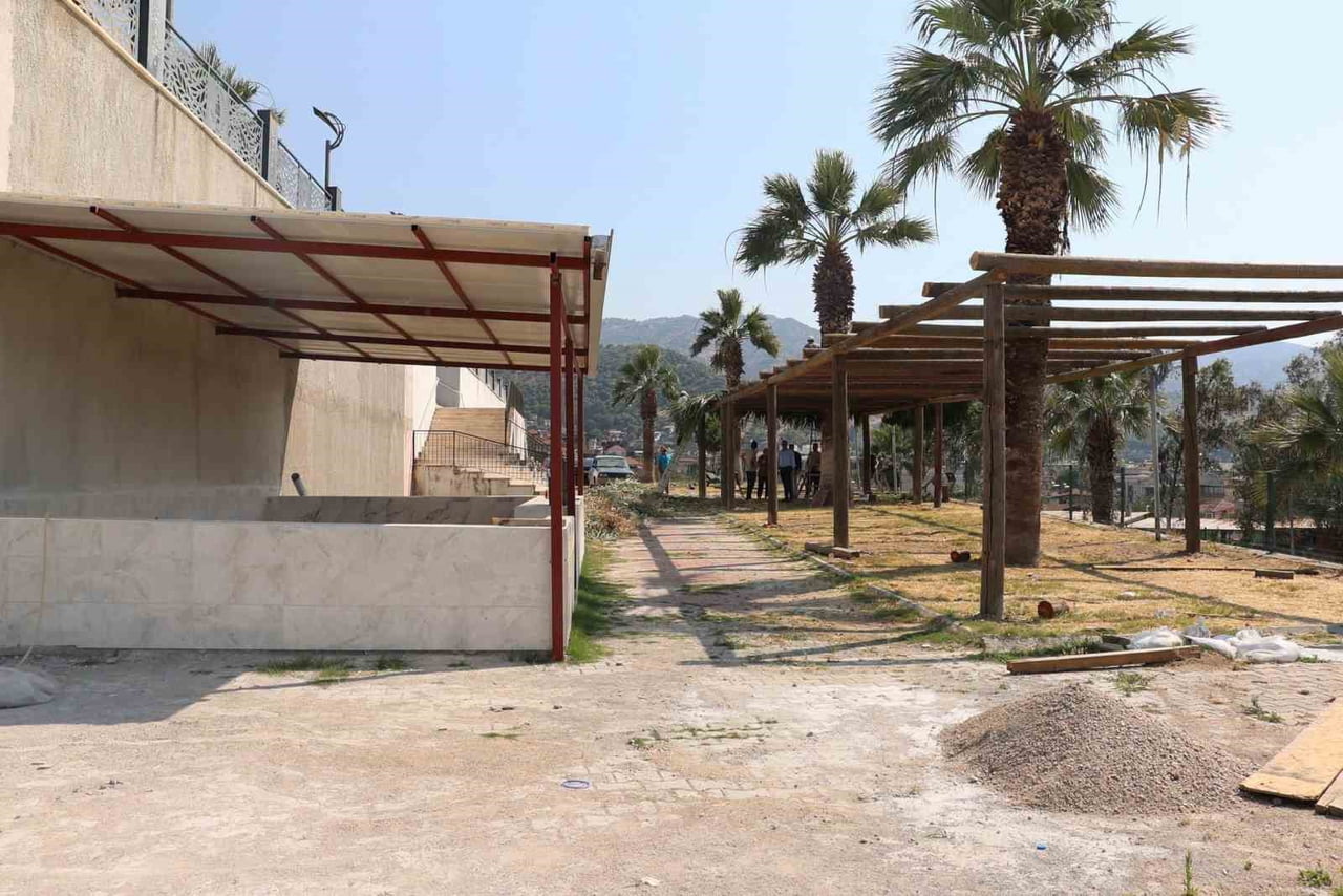 KOÇARLI BELEDİYESİ, MİLLET BAHÇESİ'NDE YAPIMI SÜREN CEMİYET YERİ VE ÇEVRE DÜZENLEME ÇALIŞMALARINI...