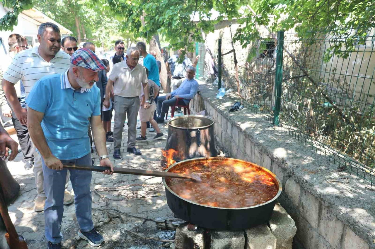 KOCASİNAN BELEDİYE BAŞKANI AHMET ÇOLAKBAYRAKDAR, OBRUK MAHALLESİ’NDE BU YIL 29’UNCUSU DÜZENLENEN...