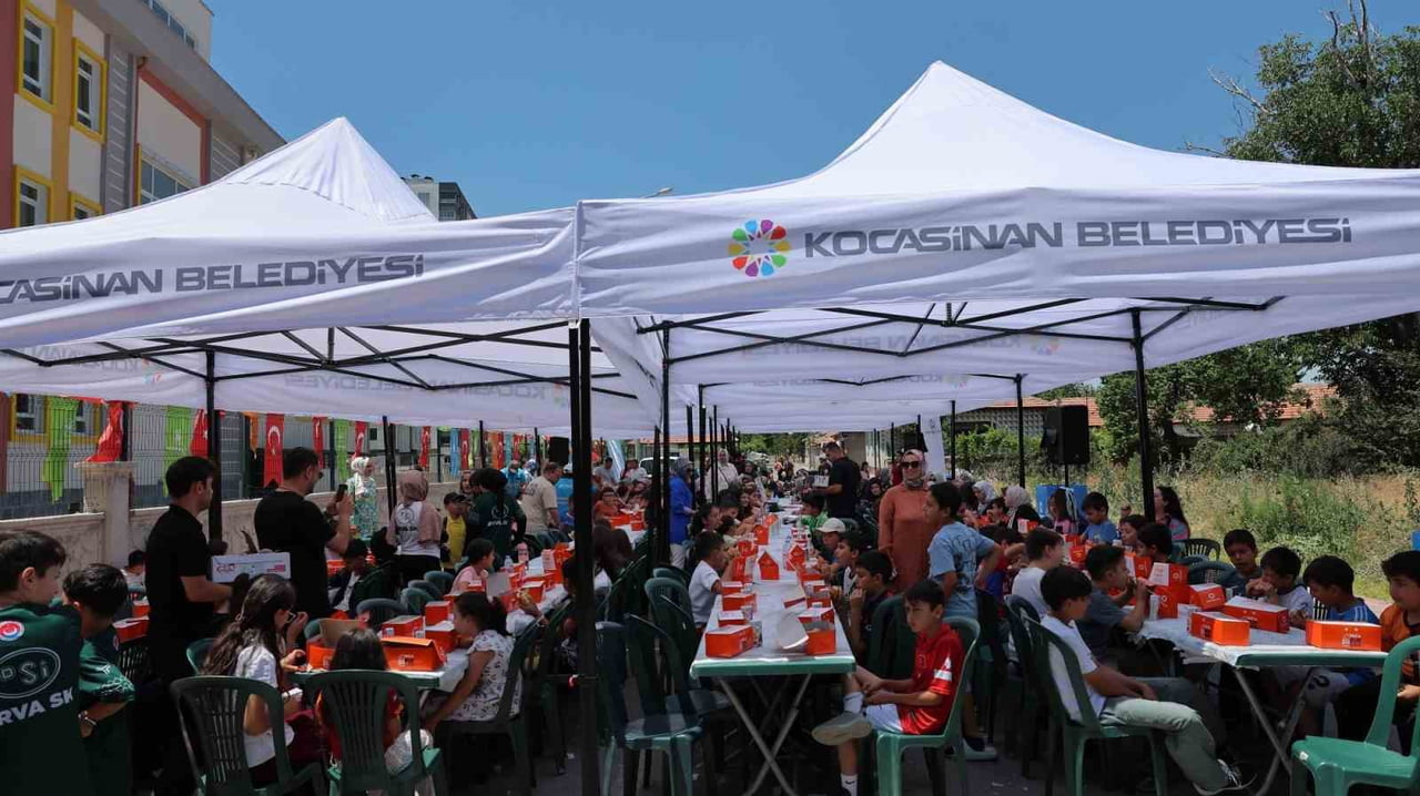 KOCASİNAN BELEDİYESİ TARAFINDAN HER HAFTA FARKLI BİR OKULDA DÜZENLENEN VE ÇOCUKLARLA BULUŞAN...