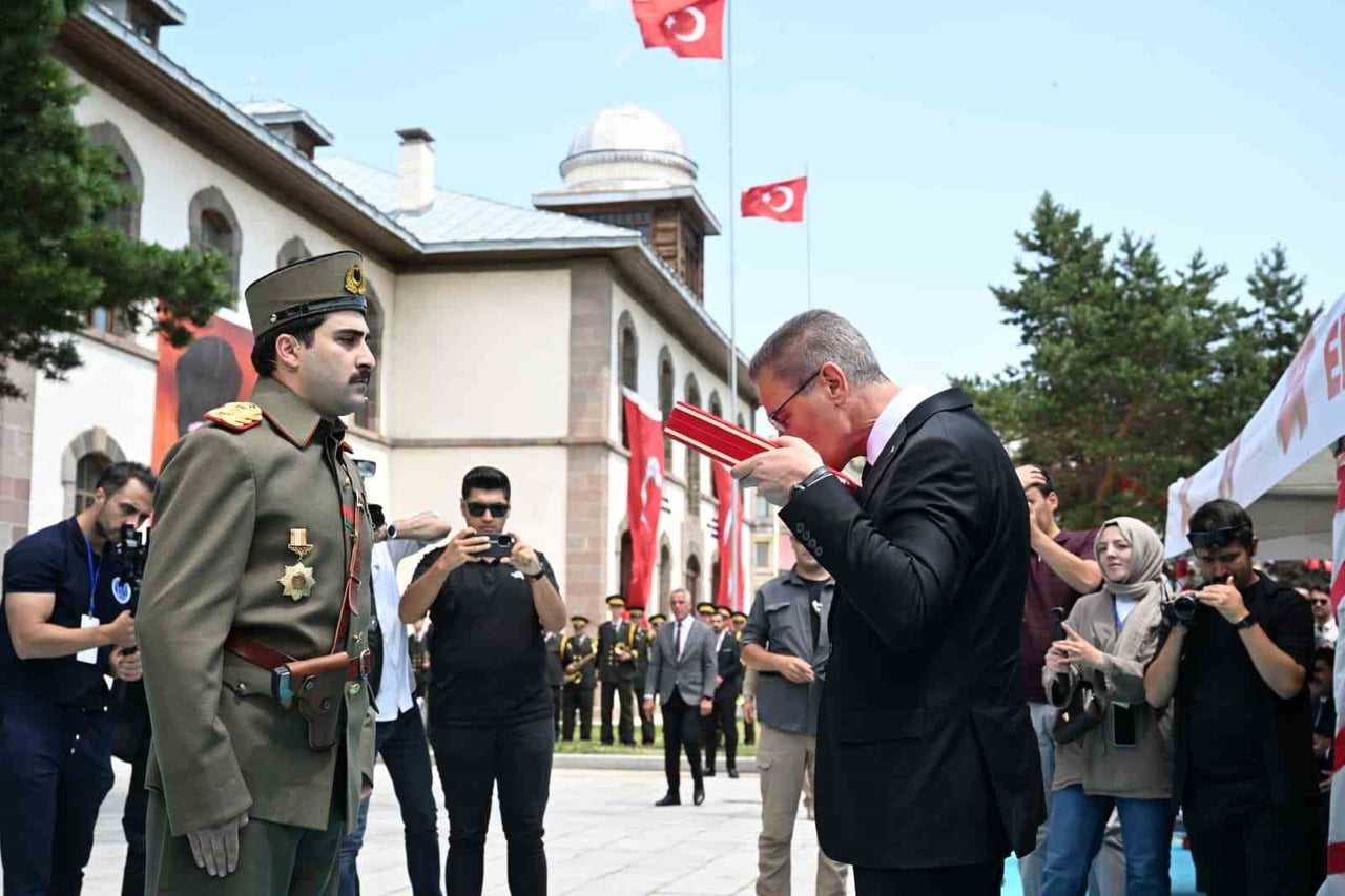 KONGRE BİNASINDA PROGRAM YAPILDI