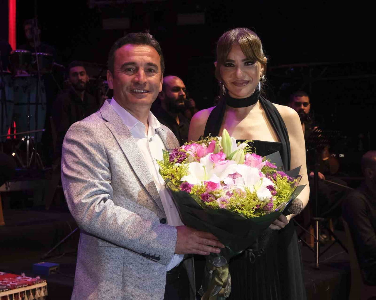 KONSERLERİN ARDINDAN SAHNEYE ÇIKAN SİVRİHİSAR BELEDİYE BAŞKANI HABİL DÖKMECİ, SANATÇILAR SERKAN...