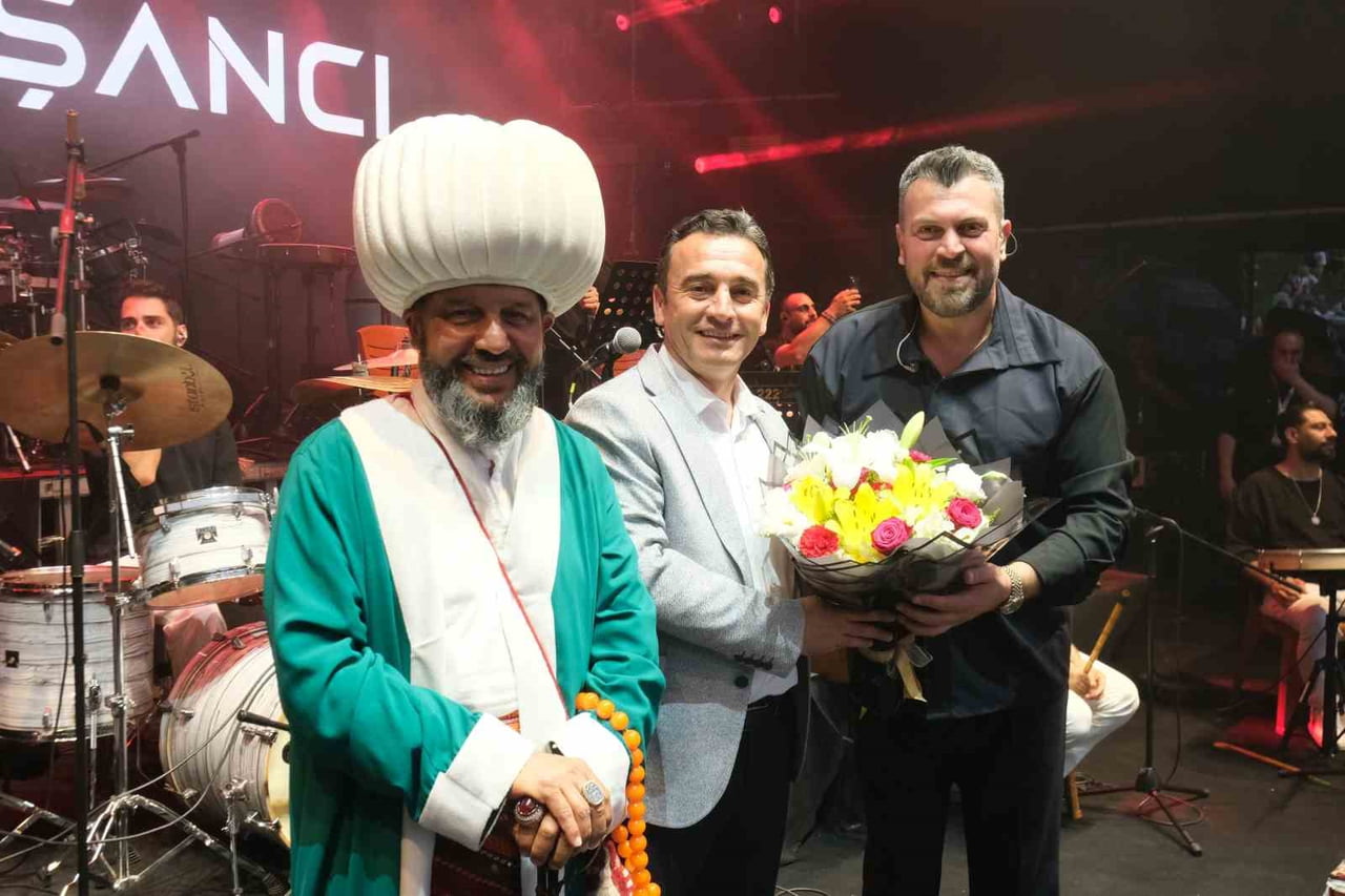 KONSERLERİN ARDINDAN SAHNEYE ÇIKAN SİVRİHİSAR BELEDİYE BAŞKANI HABİL DÖKMECİ, SANATÇILAR SERKAN...