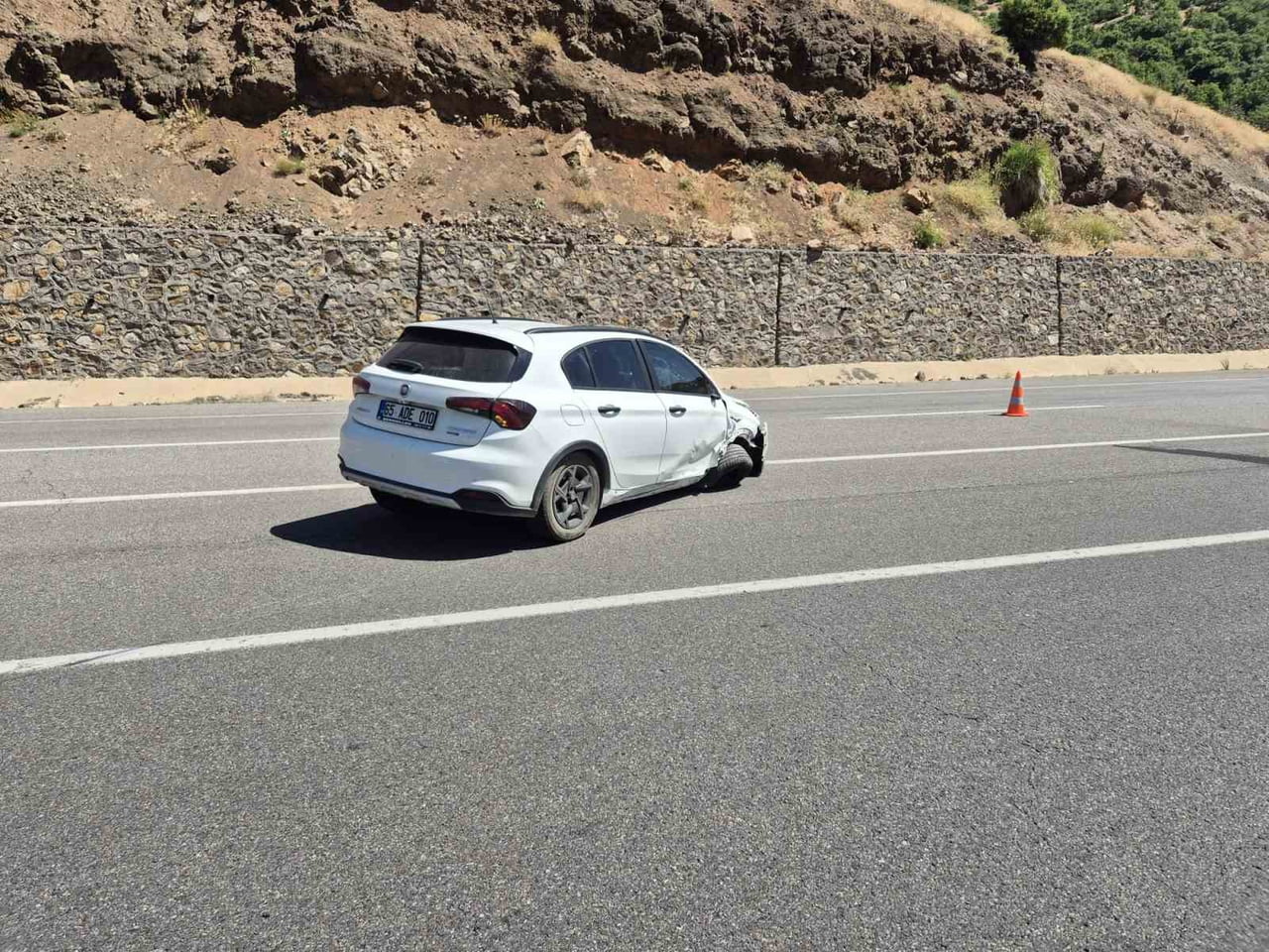 KONTROLDEN ÇIKAN OTOMOBİL KAZA YAPTI: 4 YARALI