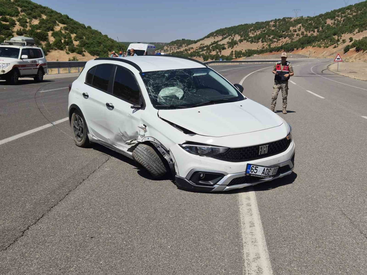 KONTROLDEN ÇIKAN OTOMOBİL KAZA YAPTI: 4 YARALI