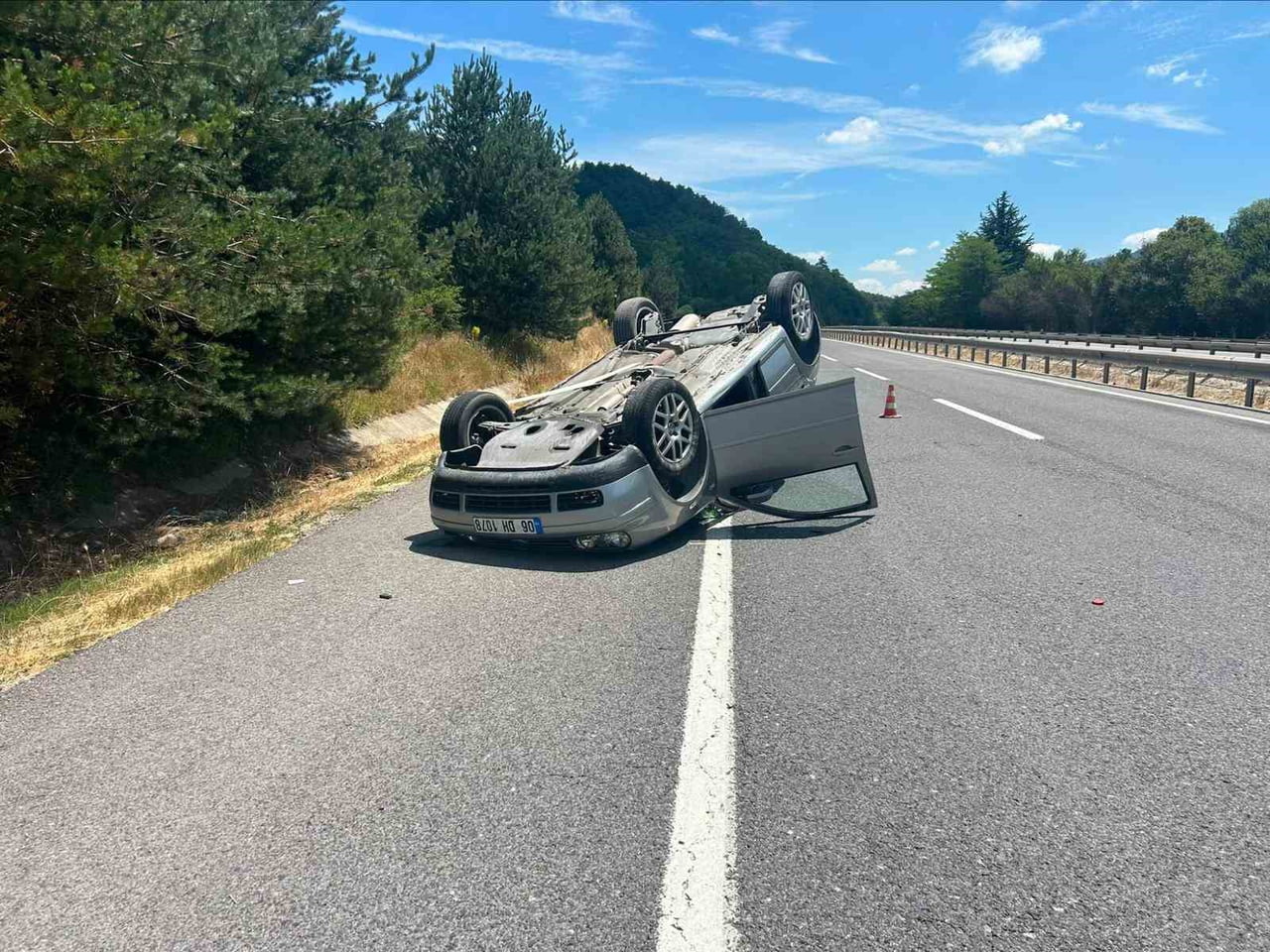 KONTROLDEN ÇIKAN OTOMOBİL TAKLA ATTI: 3 YARALI