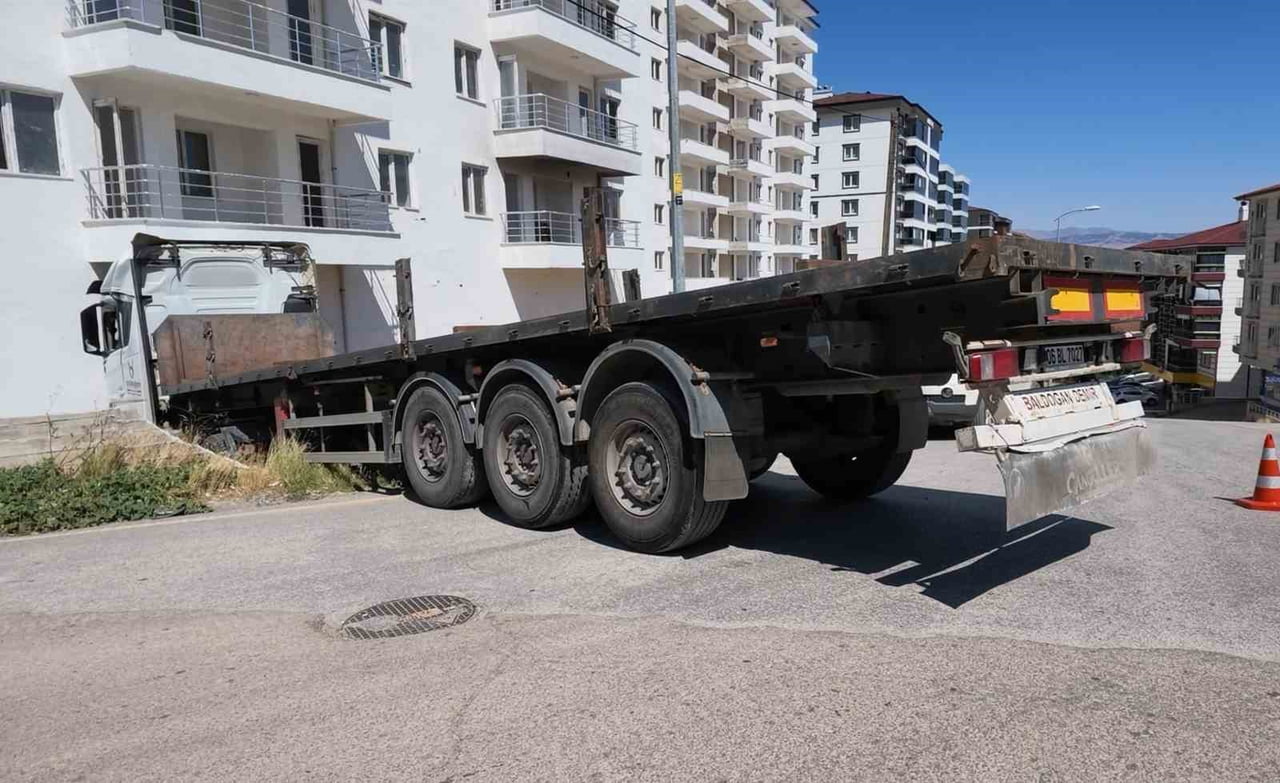 KONTROLDEN ÇIKAN TIR, ÖNCE YOL KENARINDAKİ BAHÇE DUVARINI YIKTI, ARDINDAN İNŞAAT HALİNDEKİ...