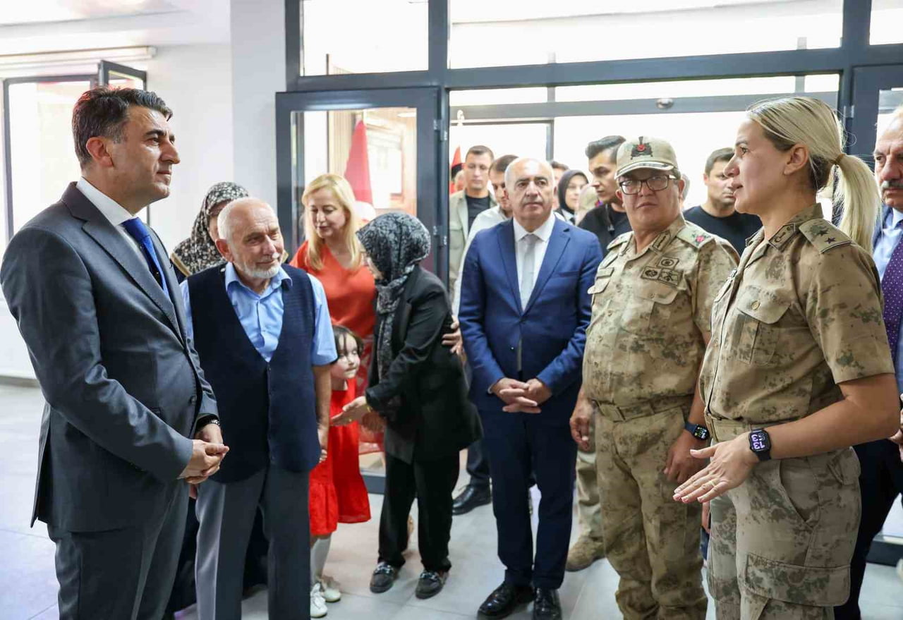 KONUŞMALARIN ARDINDAN VALİ AYGÖL TARAFINDAN ŞEHİT JANDARMA UZMAN ÇAVUŞ BURAK TORTUMLU'NUN AİLESİNE...