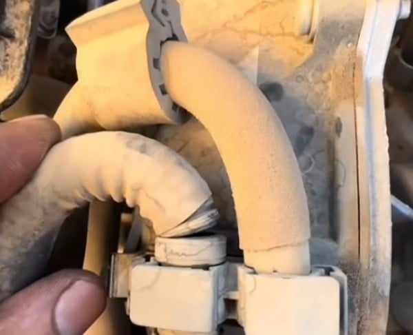 KONYA'DA ARACINDAN GELEN SES NEDENİYLE SANAYİYE GİDEN BİR KİŞİ, MOTORUN ÜST KAPAĞININ AÇILMASI VE...