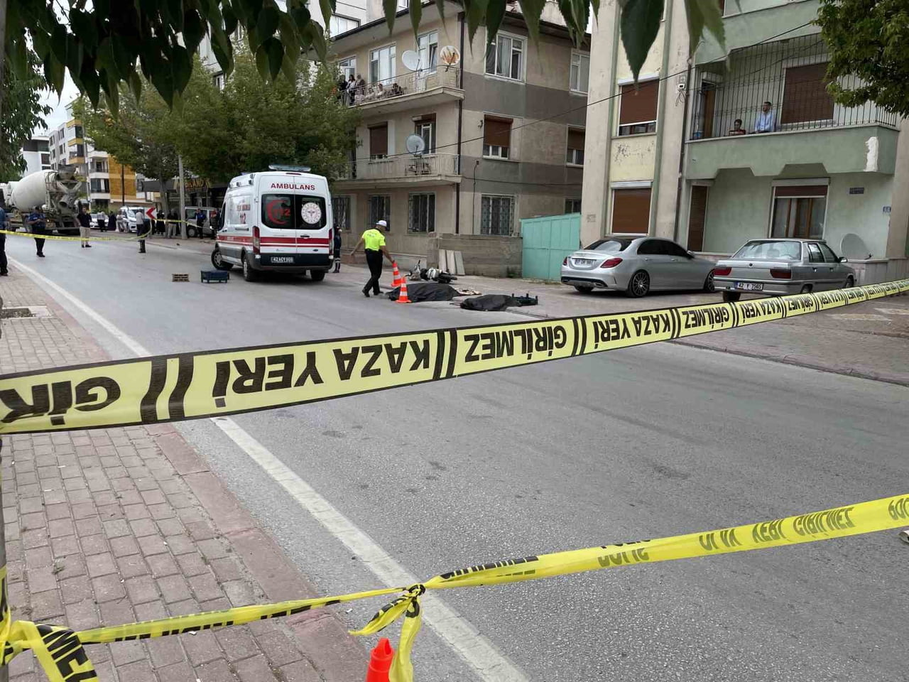 KONYA'DA BETON MİKSERİNİN ÇARPTIĞI ELEKTRİKLİ BİSİKLETİN SÜRÜCÜSÜ HAYATINI KAYBETTİ.